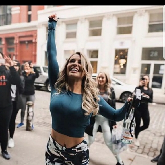 ISO GYMSHARK NIKKI  BACK DROP CROP - Picture 1 of 2